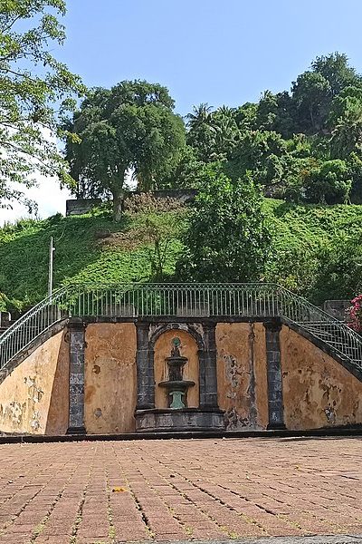 1160px-Théâtre_de_Saint-Pierre_en_Martinique